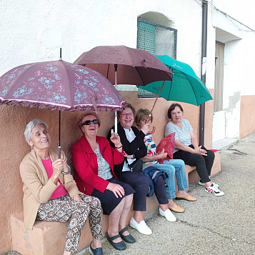 Señoras de mi pueblo esperando al panadero en la plaza: la Presen, la Consuelo, la Mari Flor, la Esperancita (DEP) y la Emilia.