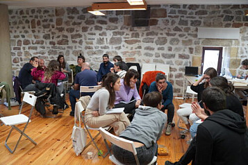 persones al taller en grups debatint