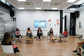 presentació amb dones ponents assegudes en cercle