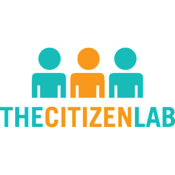 Logo de The Citizen Lab: arriba tres personas y abajo el nombre. Estilización muy simple. Dos colores: azul a los lados cogiendo las dos personas y palabras de los extremos y naranja en el centro. Da sensación de fuerza y unión.