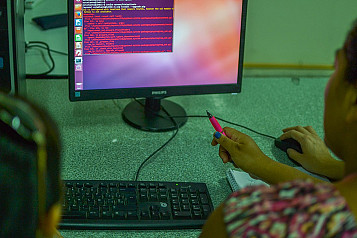 Tres feministas compartiendo ordenador con Ubuntu