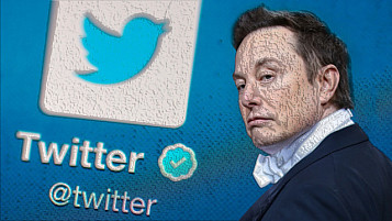 logo de Twitter a la izquierda y a la derecha la cara arrogante de Musk