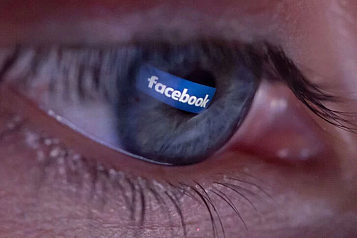 ojo con el logo de facebook en la pupila
