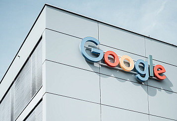 edificio de Google con su logo grande en una esquina
