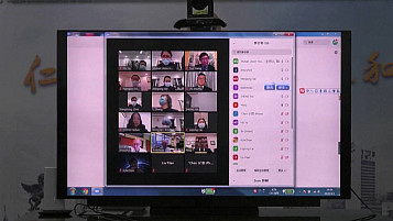 una pantalla d'ordenador amb la finestra de Zoom i 18 persones. 