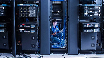 Una mujer organizando cables en una zona de servidores y almacenaje de datos. GETTY 