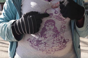 Foto de samarreta d'una persona amb la imatge de nostra senyora de l'autodefensa tech