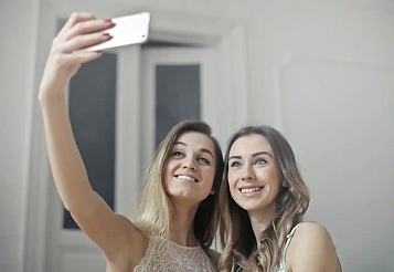 dos jóvenes haciéndose un selfi