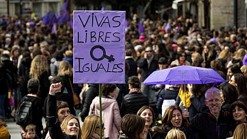 Pancarta contra la violencia machista durante una movilización por el Día de la Mujer: Vivas Libres Iguales