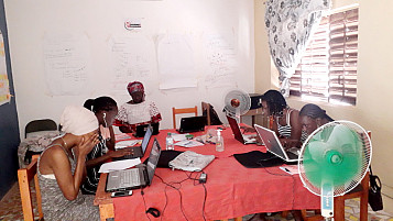 mujeres con ordenador en Dalifort Foirail (Dakar, Senegal)